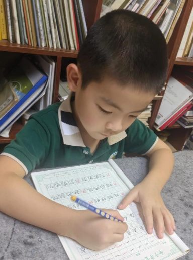 陈瑶本丨邵老师教我写汉字