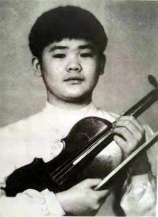 点击查看原图 图为李传韵9岁,在圣马太小学上学时继续练琴.png