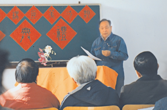 点击查看原图 作者在文学讲习班上发言.png