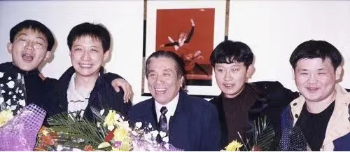 点击查看原图 林耀基教授(中)在2005年青岛第一届国际小提琴比赛.png