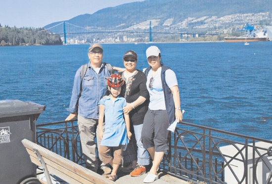 点击查看原图 3作者一家在加拿大.png