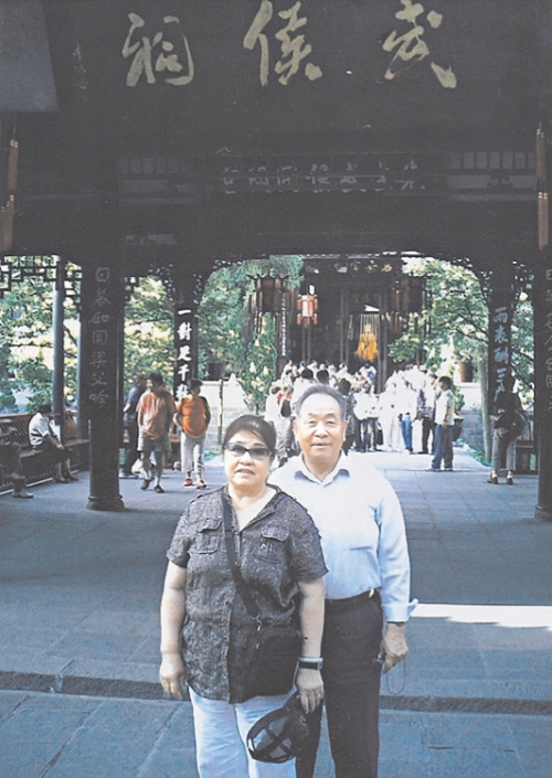 点击查看原图 4作者夫妇在成都武侯祠前.png