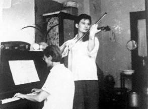 点击查看原图 1978年,李厚义从邯郸回青和母亲合奏维尼亚夫斯基的传奇曲。(李厚义供图).png