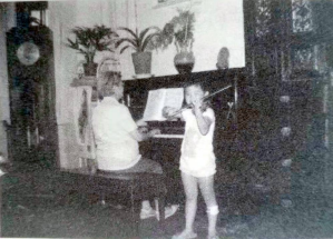 点击查看原图 1983年,3岁的李传韵和祖母合琴(李厚义供图).png