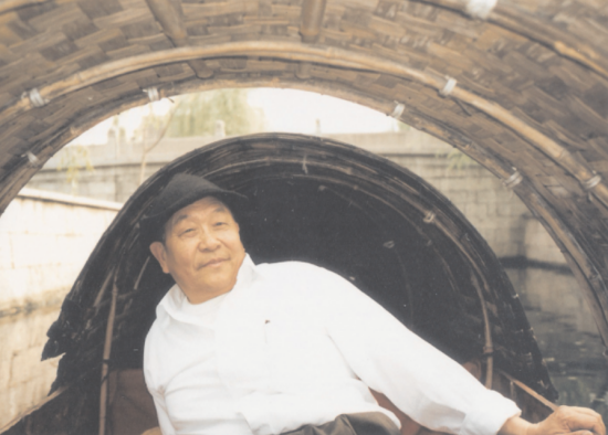 点击查看原图 2作者在绍兴乌篷船上.png