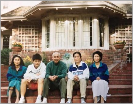 点击查看原图 林耀基夫妇(右一、二)、李传韵母子(左一、二)在蔡建中(中)温哥华的别墅.png