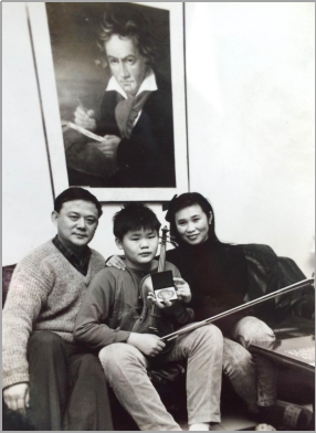 点击查看原图 获奖后李传韵手持奖章和父母在乐圣贝多芬照片下.png