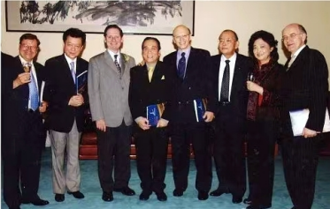 点击查看原图 林耀基(中)在2005年第一届青岛国际小提琴比赛.png