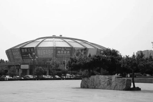 点击查看原图 10“文体公园”石刻及孚日体育馆建筑的店招和广告.jpg