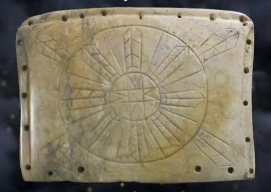 点击查看原图 6·凌家滩文化出土的八角星纹玉板——八角星纹应该代表了地球接受太阳从八个方向的光照。这就是伏羲八卦产生科学的基础.png