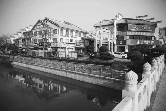 点击查看原图 15苏州街南门石牌坊和蜜雪冰城(2024).jpg