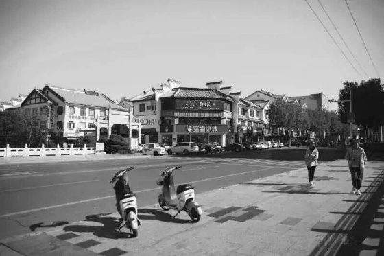 点击查看原图 16苏州街南门石牌坊和蜜雪冰城(2023).jpg