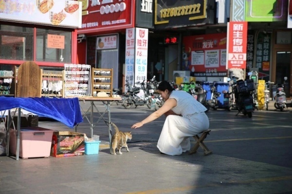 点击查看原图 5苏州街卖珍珠耳环的女孩儿.jpg