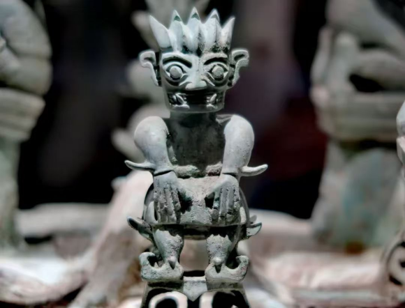 王晓强丨“丧”于“易”还是“昜”？——三星堆之太阳神青铜雕像的变化