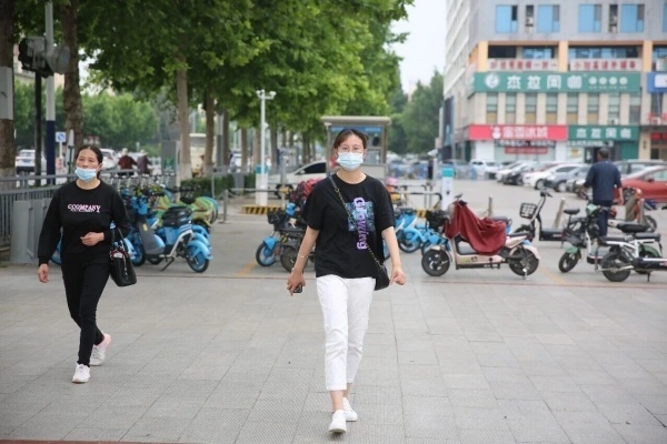 点击查看原图 9她走路带风快步穿过金孚隆大利群店前广场.jpg