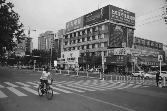 点击查看原图 1从东风桥远看高密供销大厦.jpg