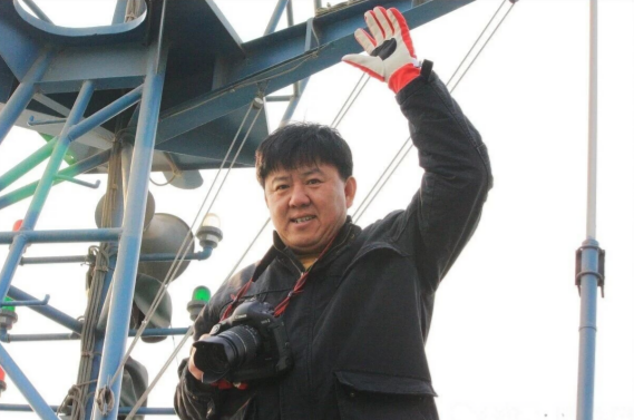 蚂蚱眼丨海边房子里的穷人富人