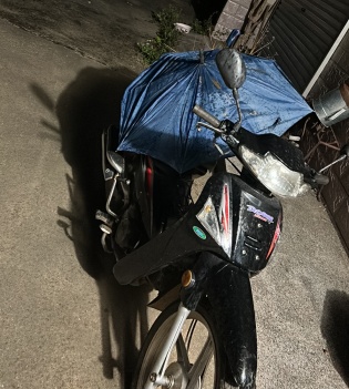 臧健丨一把纯深蓝色的破伞